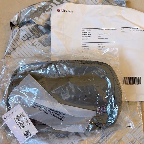 π LULULEMON Everywhere Belt Bag 1L in Grey Sage - BEAUTIFUL COLOR - Picture 7 of 7